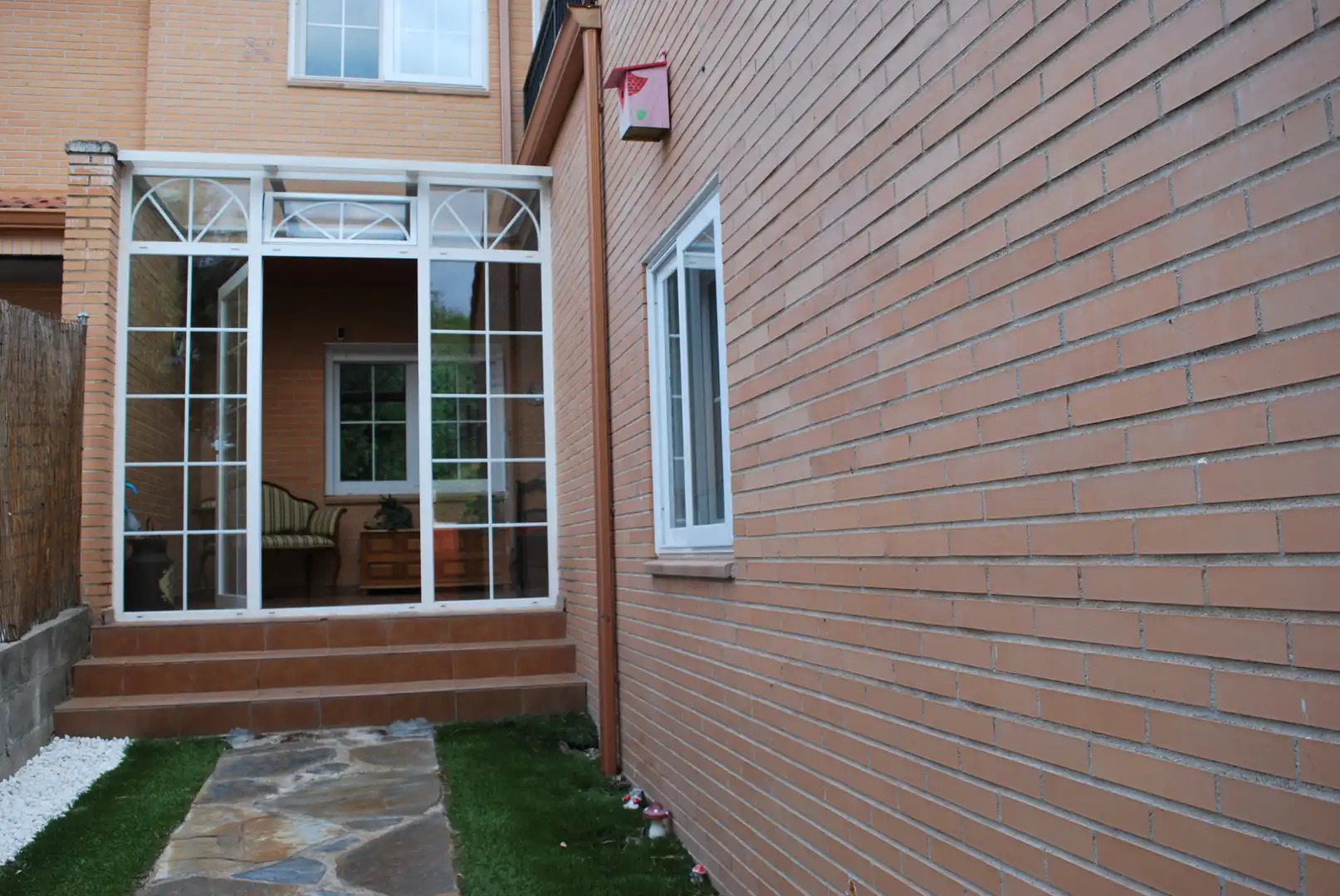 Außenansicht von Einfamilien-Reihenhaus zum Verkauf in Valdemorillo mit Privatgarten, Terrasse und Abstellraum