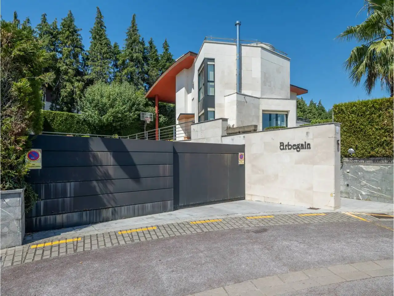 Vista exterior de Casa o xalet en venda en Donostia - San Sebastián  amb Aire condicionat, Calefacció i Jardí privat