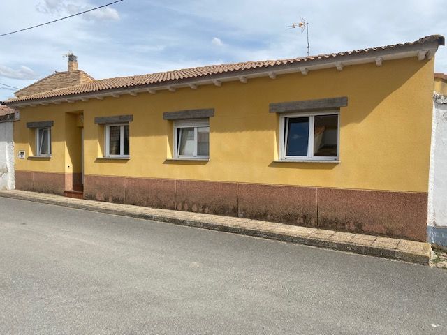 Vista exterior de Casa o xalet en venda en San Juan de la Encinilla amb Calefacció i Piscina