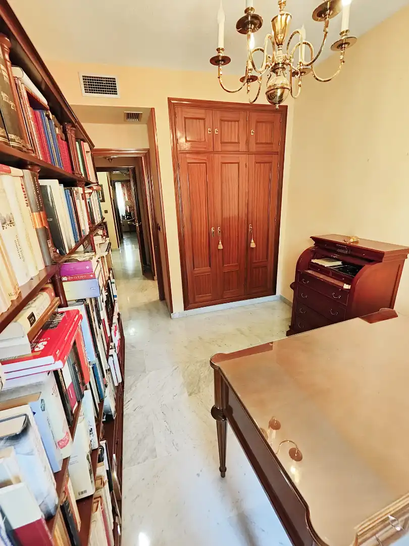 Wohnung zum Verkauf in Sevilla mit Klimaanlage, Terrasse und Gemeinschaftspool