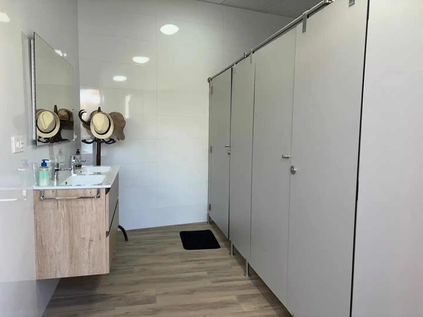 Badezimmer von Erdgeschoss zum Verkauf in La Manga del Mar Menor mit Klimaanlage, Privatgarten und Schwimmbad