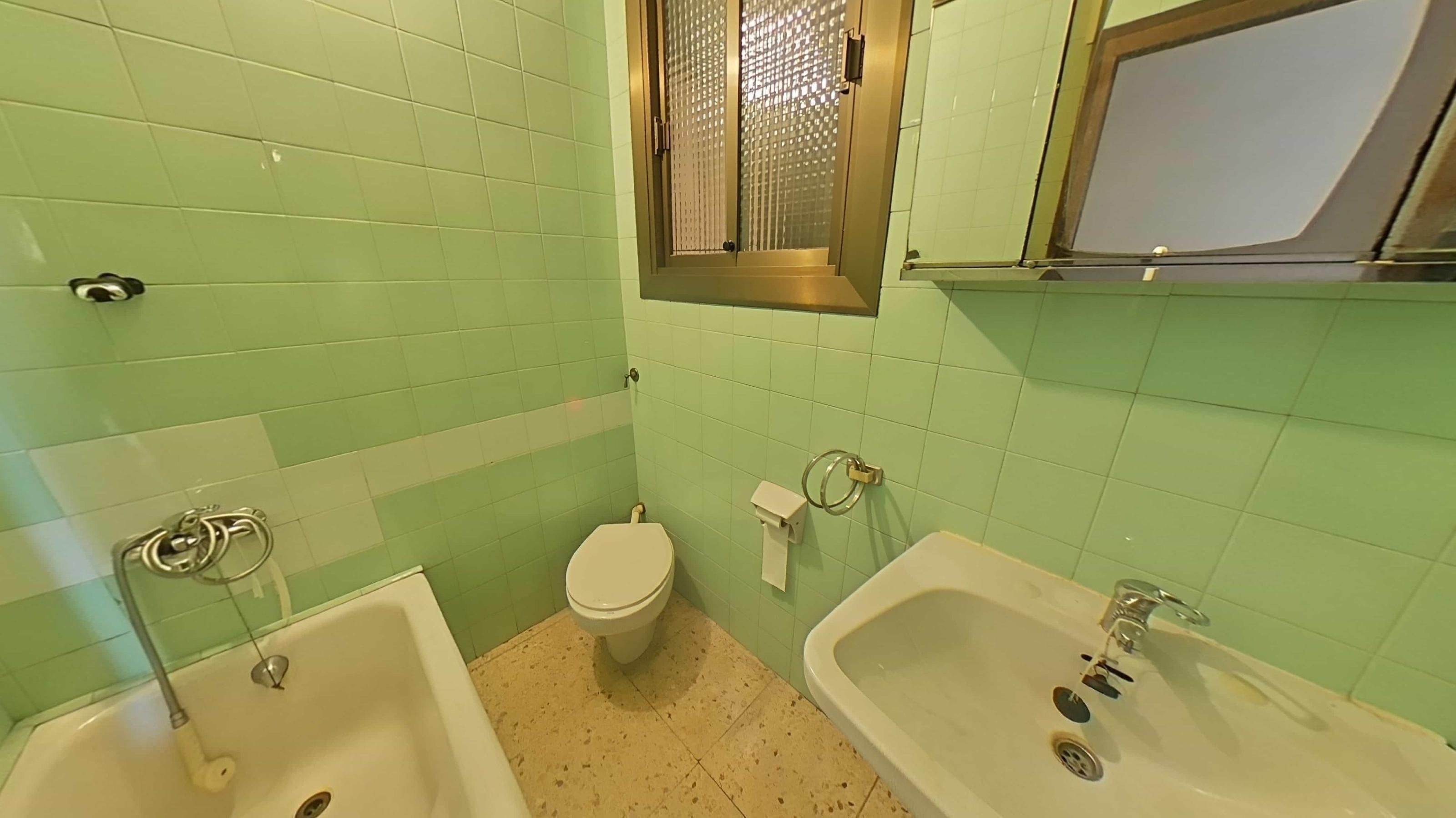 Bathroom of Flat for sale in Sabadell  with Balcony