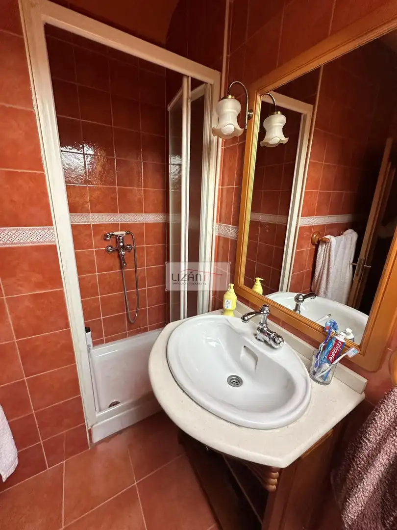 Bany de Casa o xalet en venda en Oviedo  amb Calefacció, Jardí privat i Terrassa