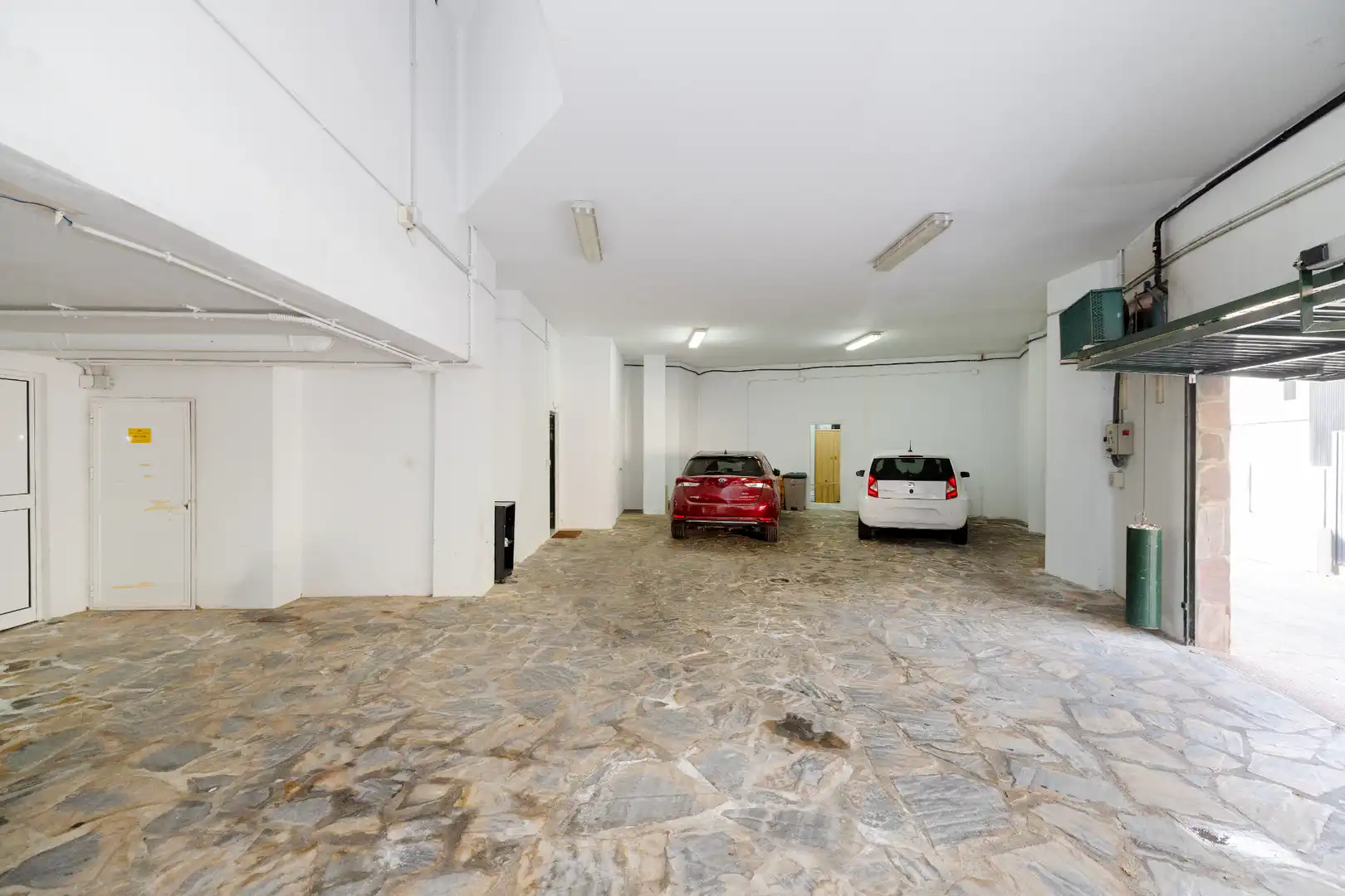 Parking de Casa adosada en venta en Málaga con Aire acondicionado, Calefacción y Jardín privado