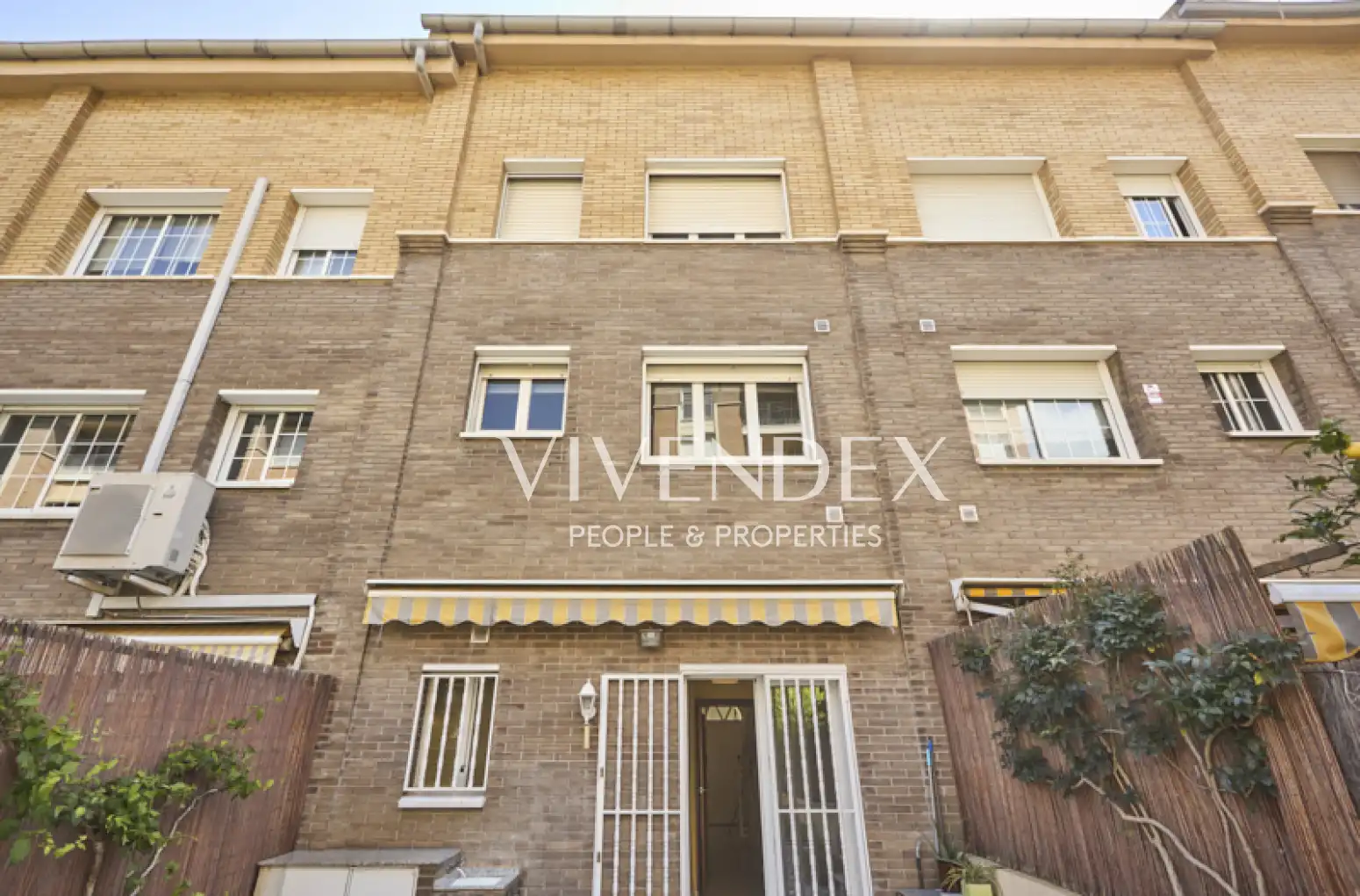 Vista exterior de Casa adosada en venta en Viladecans con Calefacción, Jardín privado y Terraza