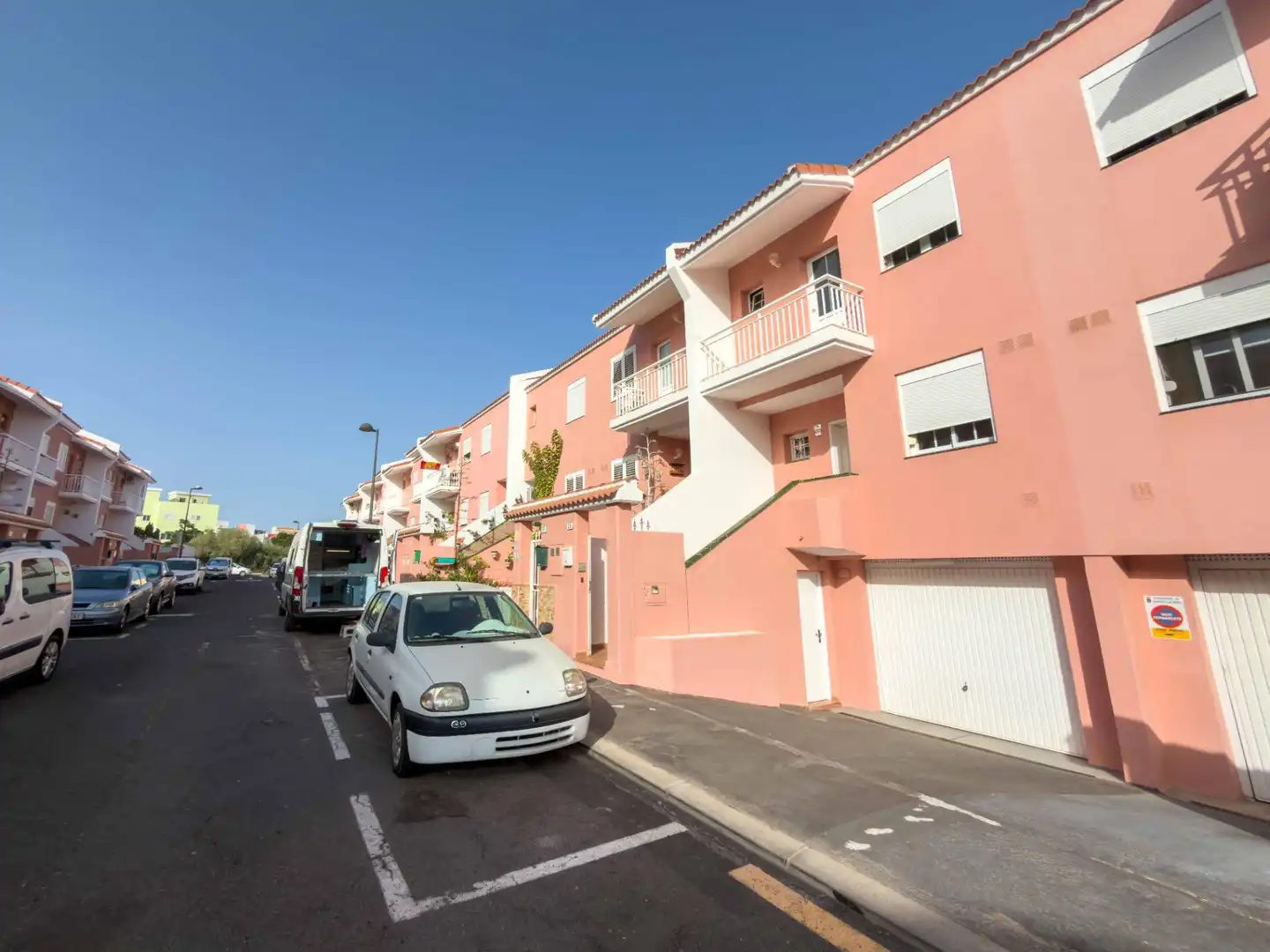 Vista exterior de Casa adosada en venda en Granadilla de Abona amb Terrassa, Traster i Moblat