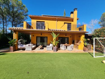 Casa amb balcó en venda a Lloc Golf Girona
