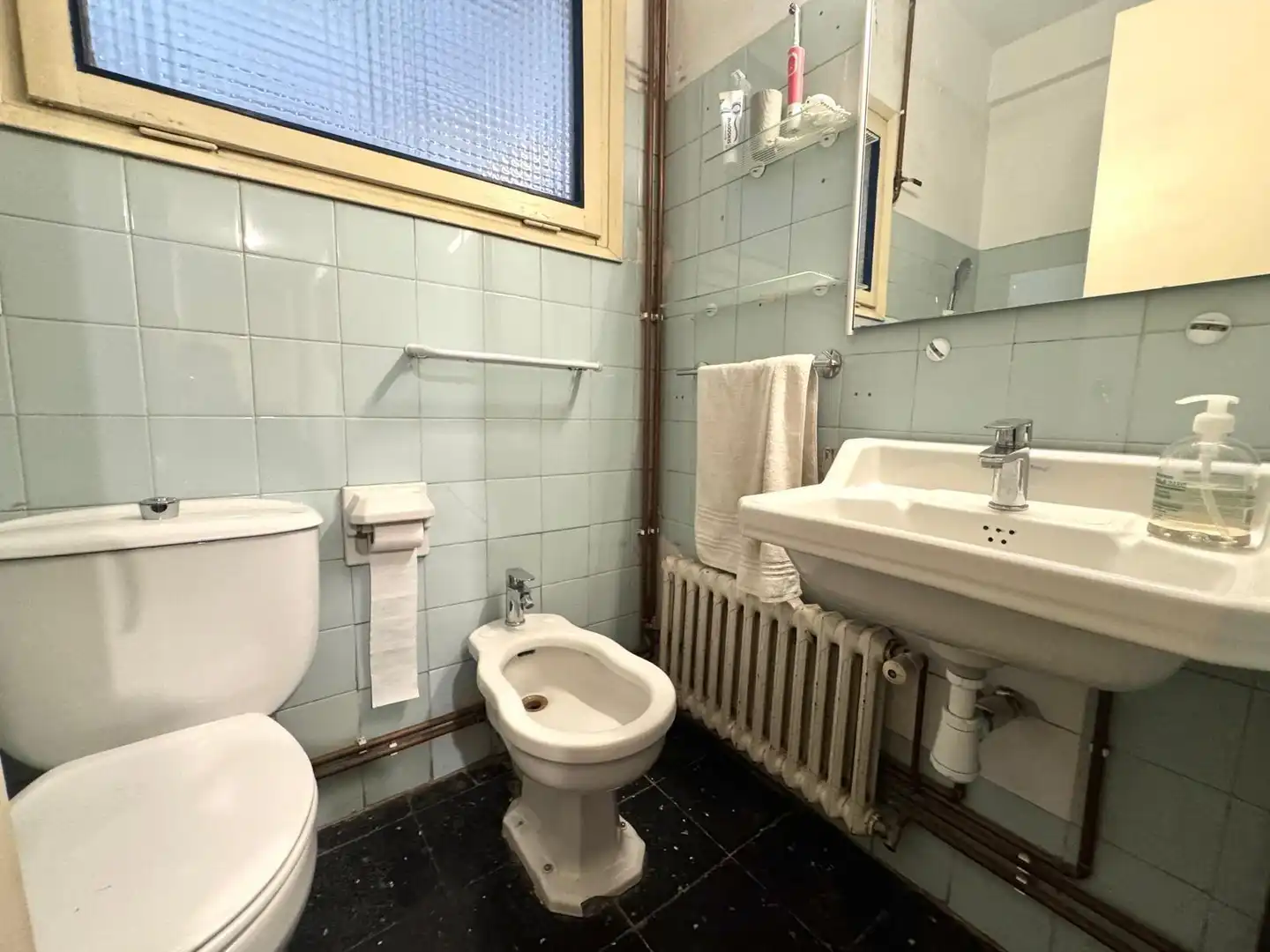 Badezimmer von Wohnung zum Verkauf in Barcelona mit Klimaanlage, Heizung und Balkon