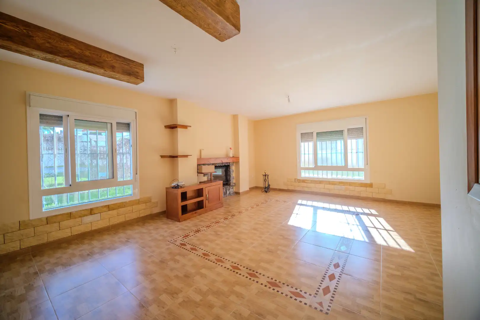 Sala d'estar de Casa o xalet en venda en Montequinto amb Jardí privat, Terrassa i Moblat