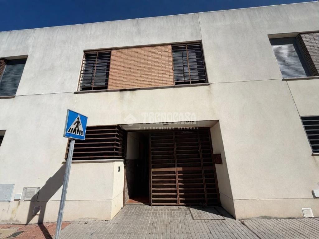 Vista exterior de Casa adosada en venda en La Rinconada amb Aire condicionat i Terrassa