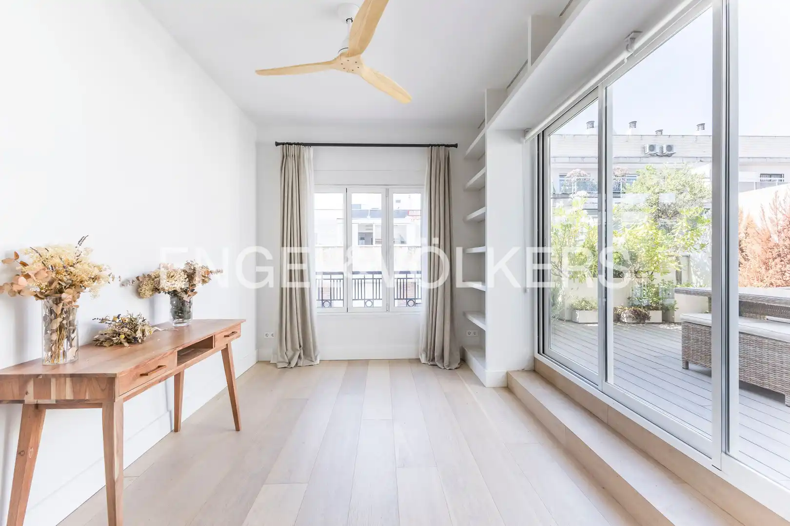 Schlafzimmer von Dachboden zur Miete in Madrid mit Klimaanlage, Heizung und Terrasse
