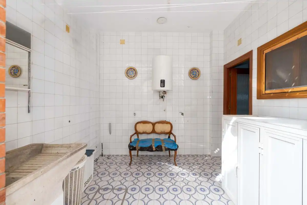 Bany de Casa adosada en venda en Dos Hermanas amb Aire condicionat, Calefacció i Jardí privat