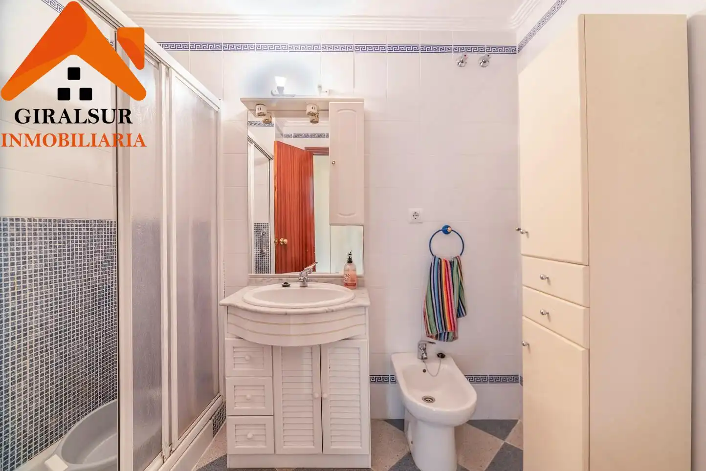 Bathroom of Flat for sale in Sevilla  with Air Conditioner, Storage room and Balcony