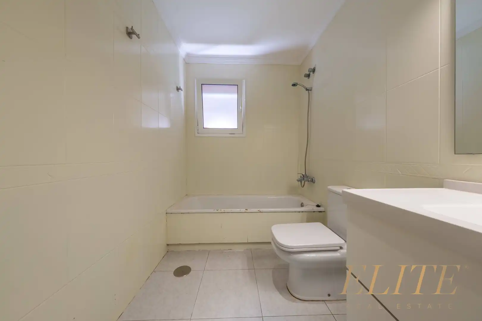 Badezimmer von Einfamilien-Reihenhaus zum Verkauf in Santa Brígida mit Parkett