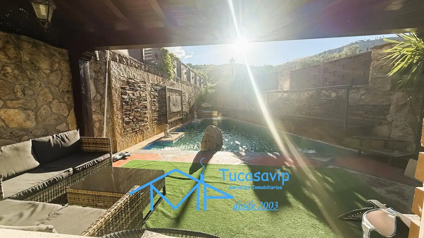 Piscina de Casa o xalet en venda en Cebreros amb Calefacció, Jardí privat i Terrassa
