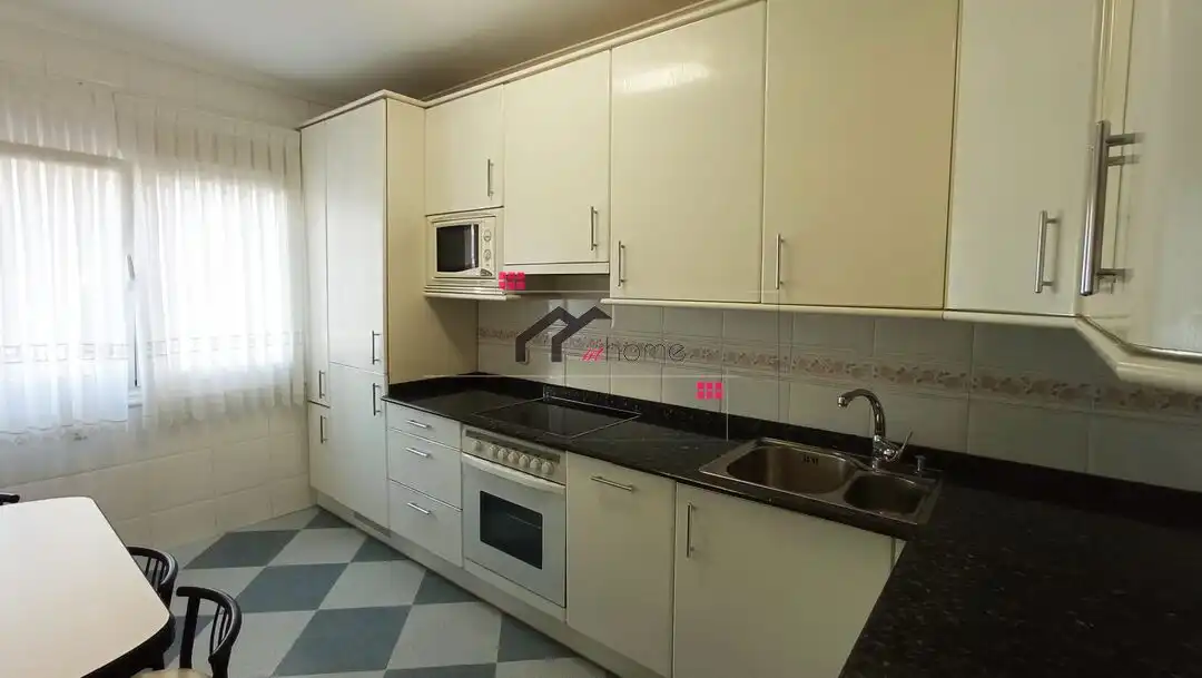 Cocina de Piso en venta en Barakaldo  con Calefacción, Trastero y Amueblado
