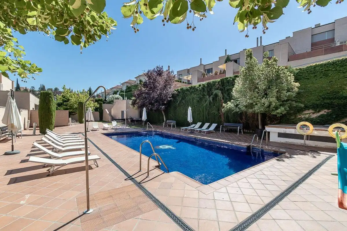 Piscina de Casa adosada en venda en Granada