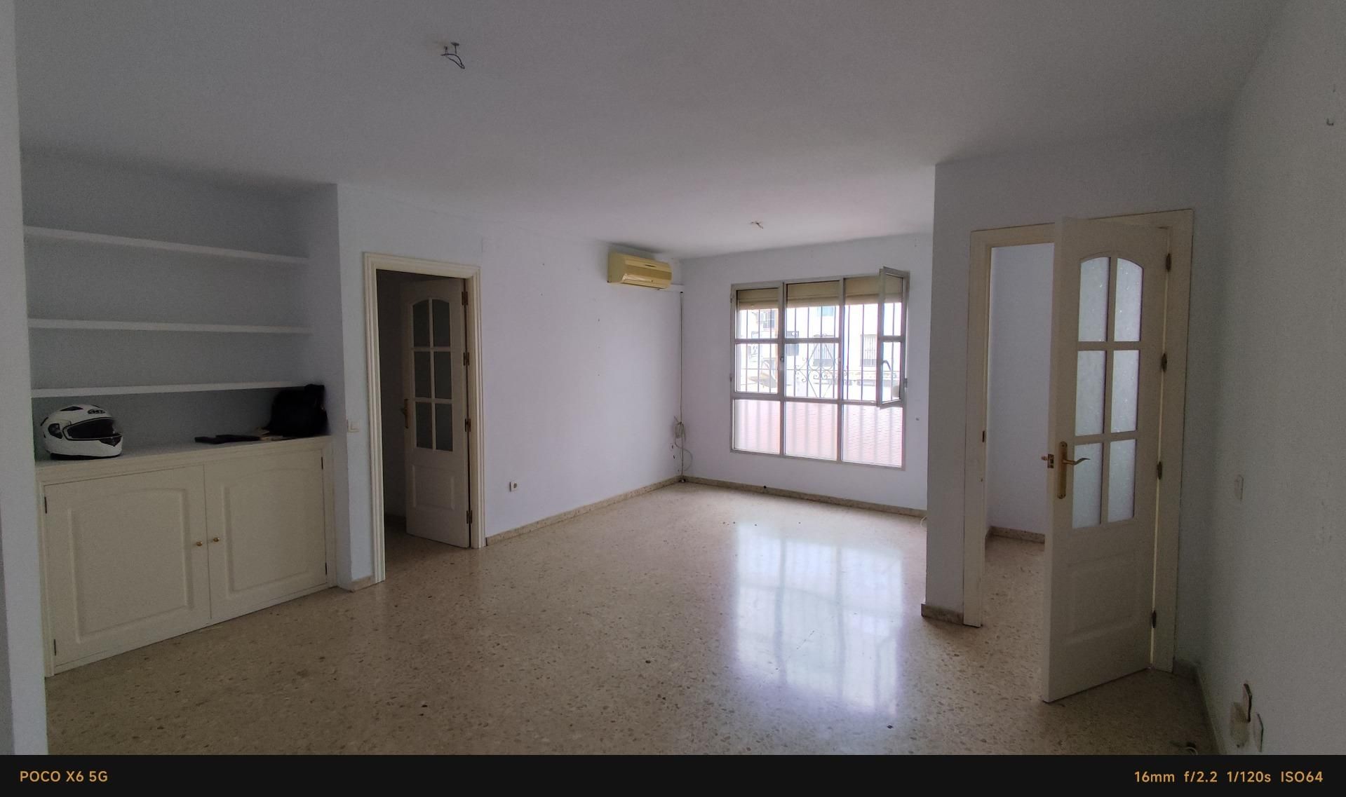 Living room of Flat for sale in  Sevilla Capital  with Air Conditioner, Heating and Balcony