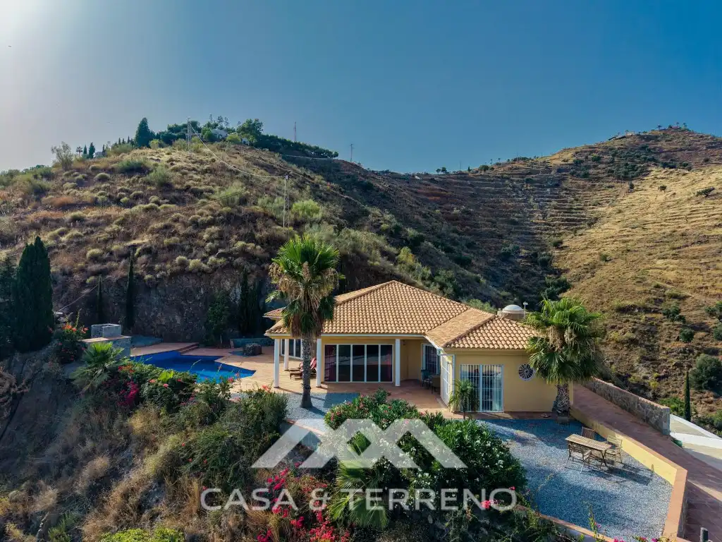 Vista exterior de Casa o xalet en venda en Algarrobo amb Jardí privat, Terrassa i Piscina