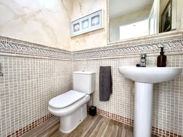 Badezimmer von Dachboden zum Verkauf in Marbella mit Klimaanlage, Heizung und Terrasse