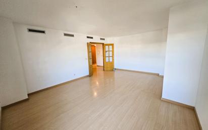 Flat for sale in  Valencia Capital  with Air Conditioner