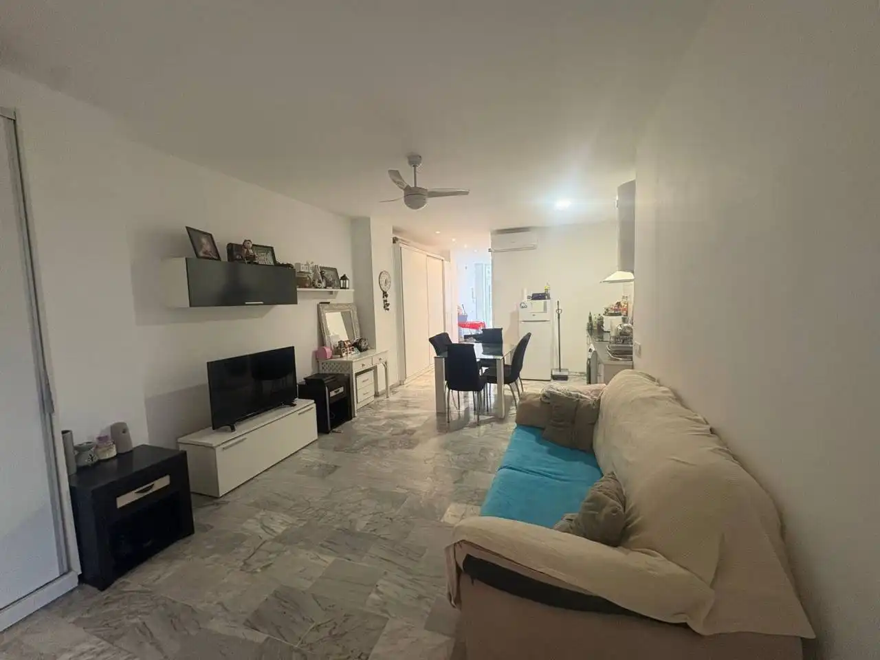 Sala d'estar de Apartament en venda en Estepona amb Aire condicionat, Terrassa i Moblat