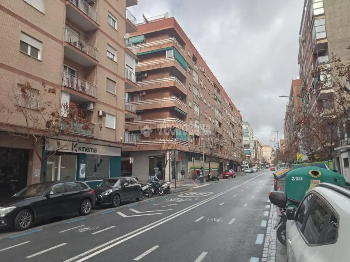 Vista exterior de Local en venta en Granada