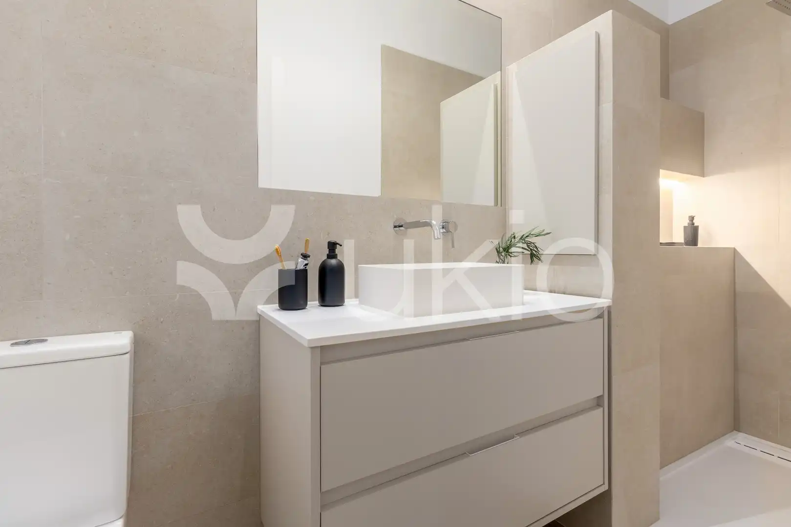 Baño de Apartamento de alquiler en Madrid con Amueblado, Horno y Lavadora