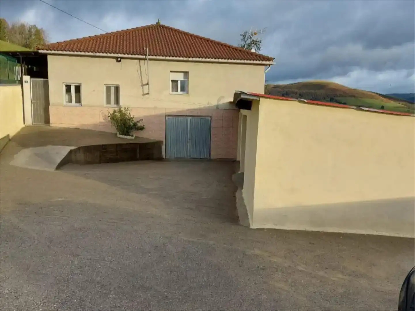 Vista exterior de Pis en venda en Allande