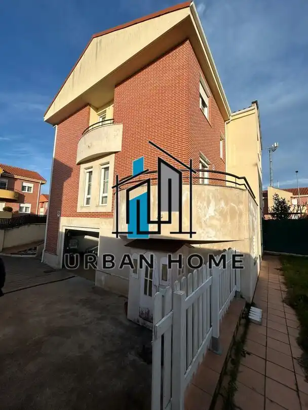 Vista exterior de Casa o xalet en venda en Villaquilambre amb Calefacció, Jardí privat i Terrassa