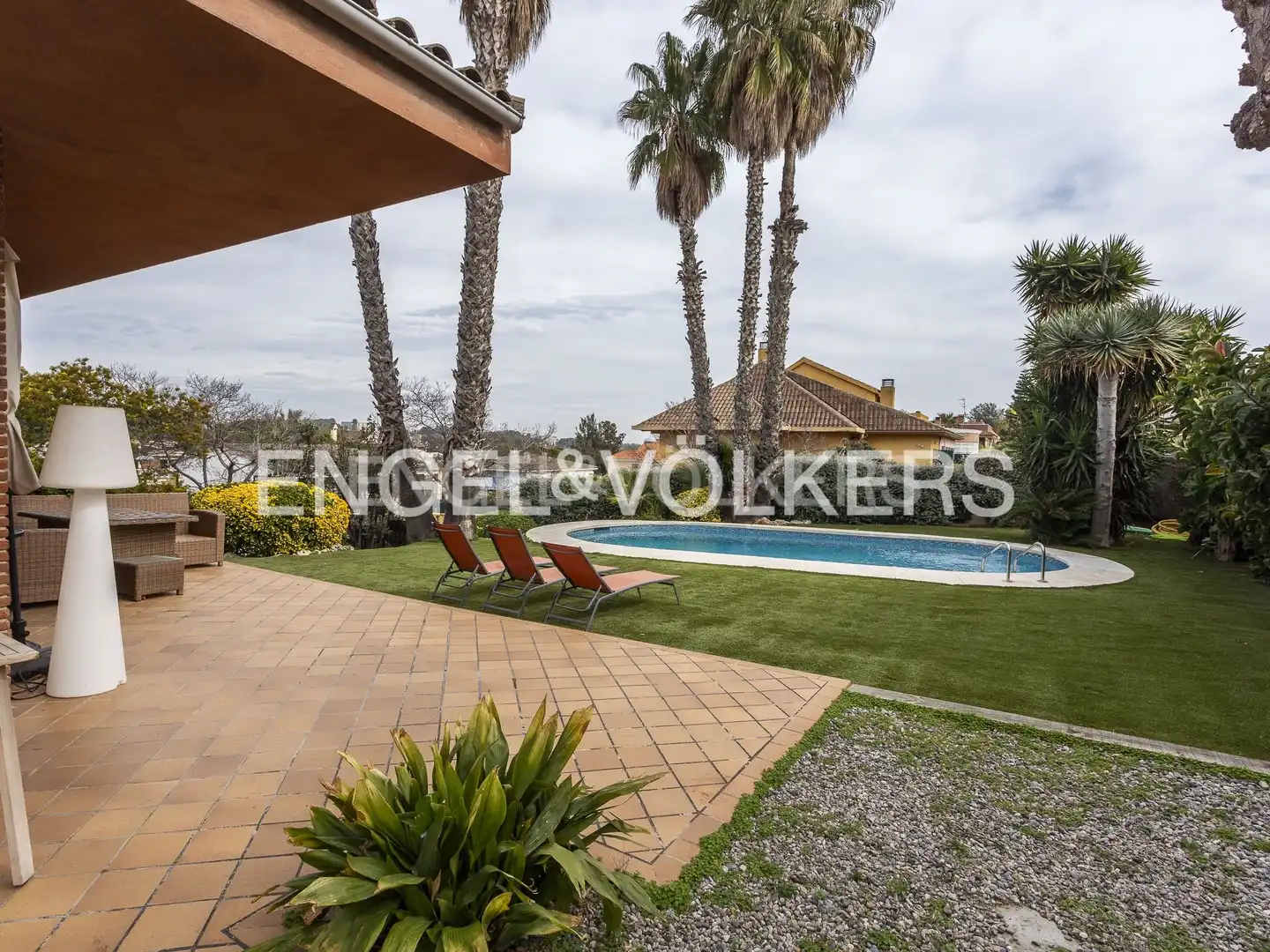Vista exterior de Casa o xalet en venda en Vilanova i la Geltrú amb Calefacció, Jardí privat i Terrassa