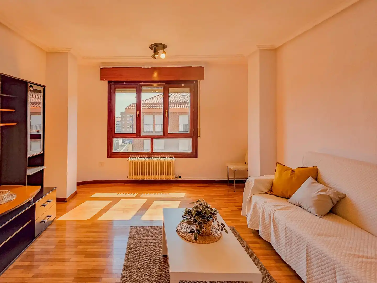 Sala de estar de Piso en venta en  Logroño con Calefacción, Trastero y Piscina comunitaria