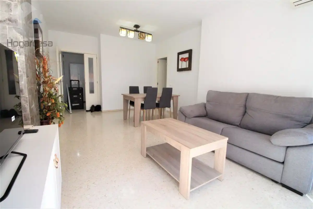 Sala de estar de Piso de alquiler en La Rinconada con Aire acondicionado, Terraza y Amueblado