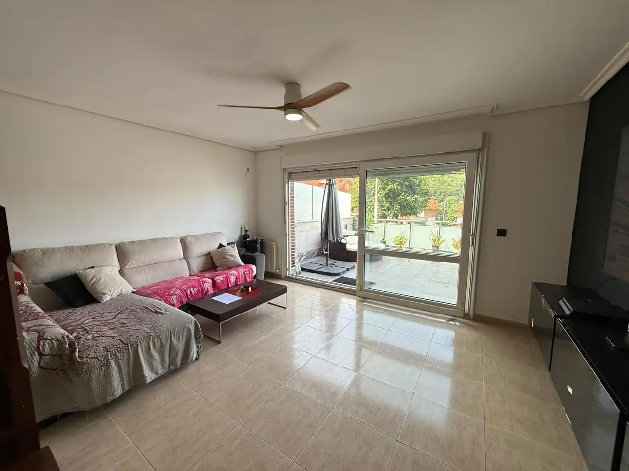Sala d'estar de Casa adosada en venda en Castro-Urdiales amb Calefacció, Parquet i Balcó