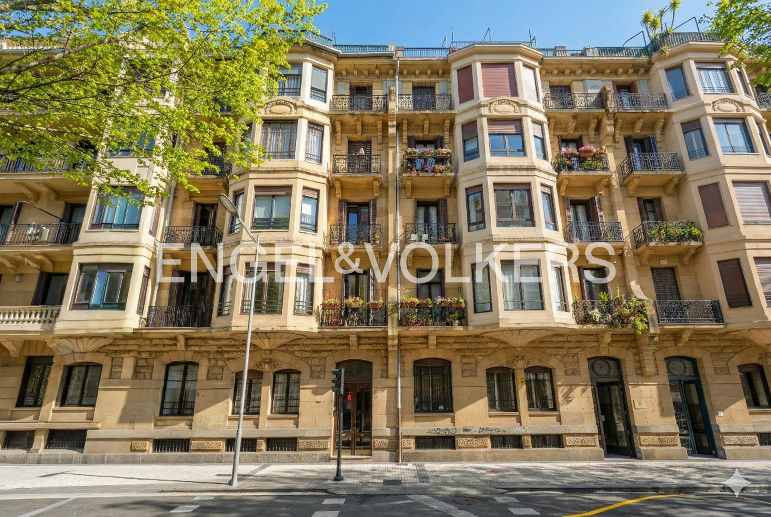 Vista exterior de Apartament en venda en Donostia - San Sebastián  amb Calefacció i Moblat
