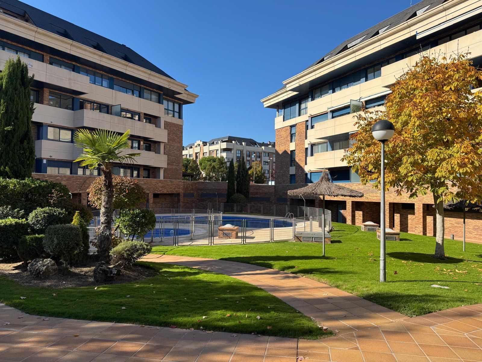 Vista exterior de Piso de alquiler en Majadahonda con Trastero y Piscina comunitaria