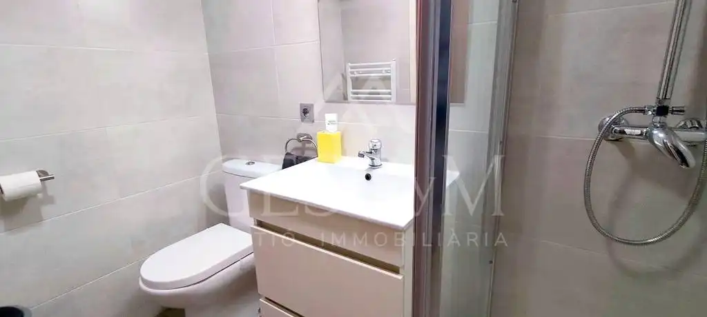 Bany de Pis en venda en Sant Joan Despí amb Jardí privat, Terrassa i Balcó