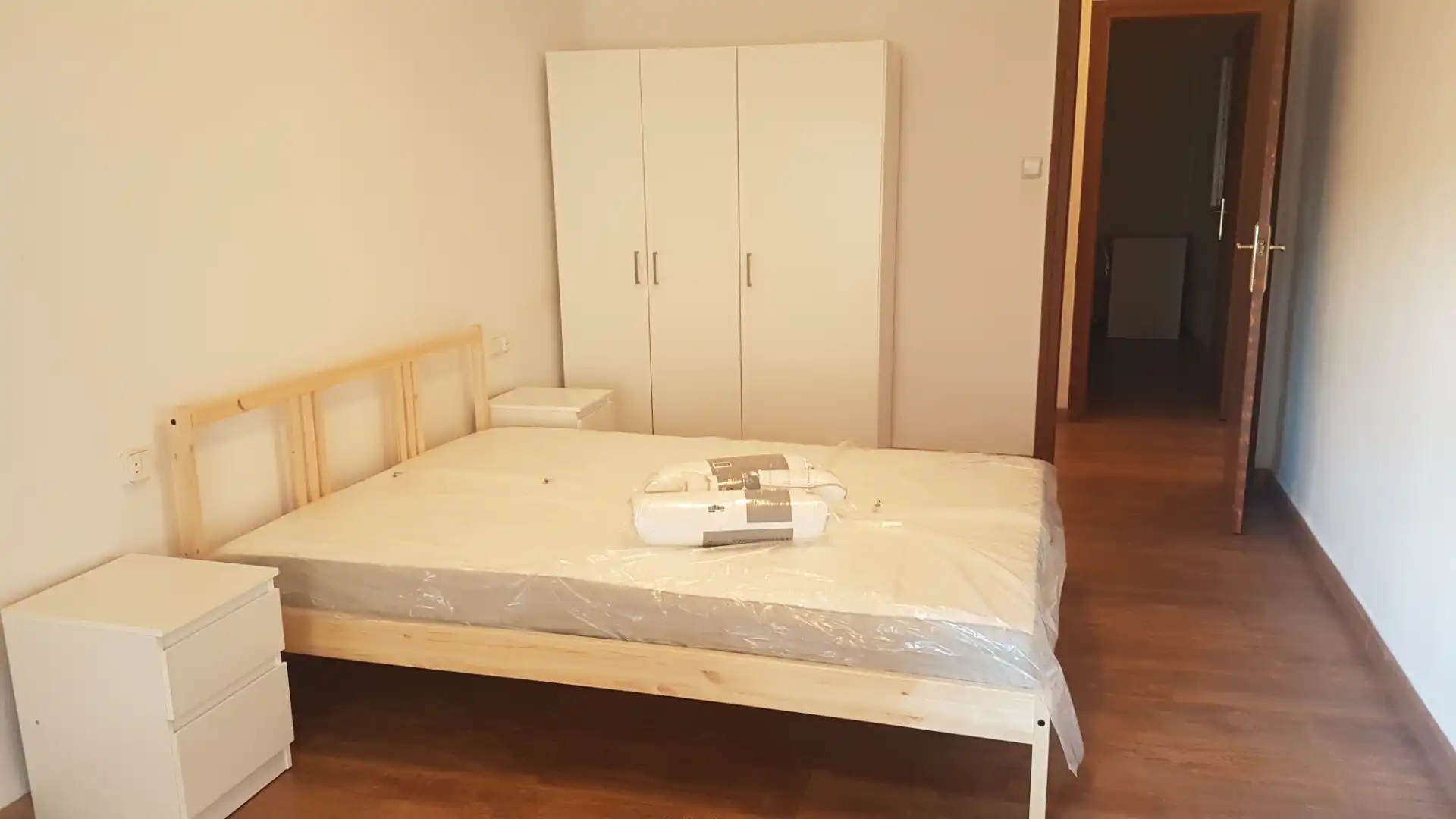 Dormitori de Pis de lloguer en Lleida amb Calefacció, Parquet i Moblat