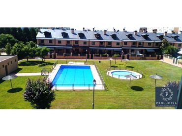 Maison mitoyenne avec piscine à vendre à Calle Maria Montessori