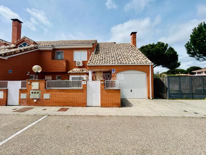 Exterior view of Single-family semi-detached for sale in Aldeamayor de San Martín  with Air Conditioner, Private garden and Terrace
