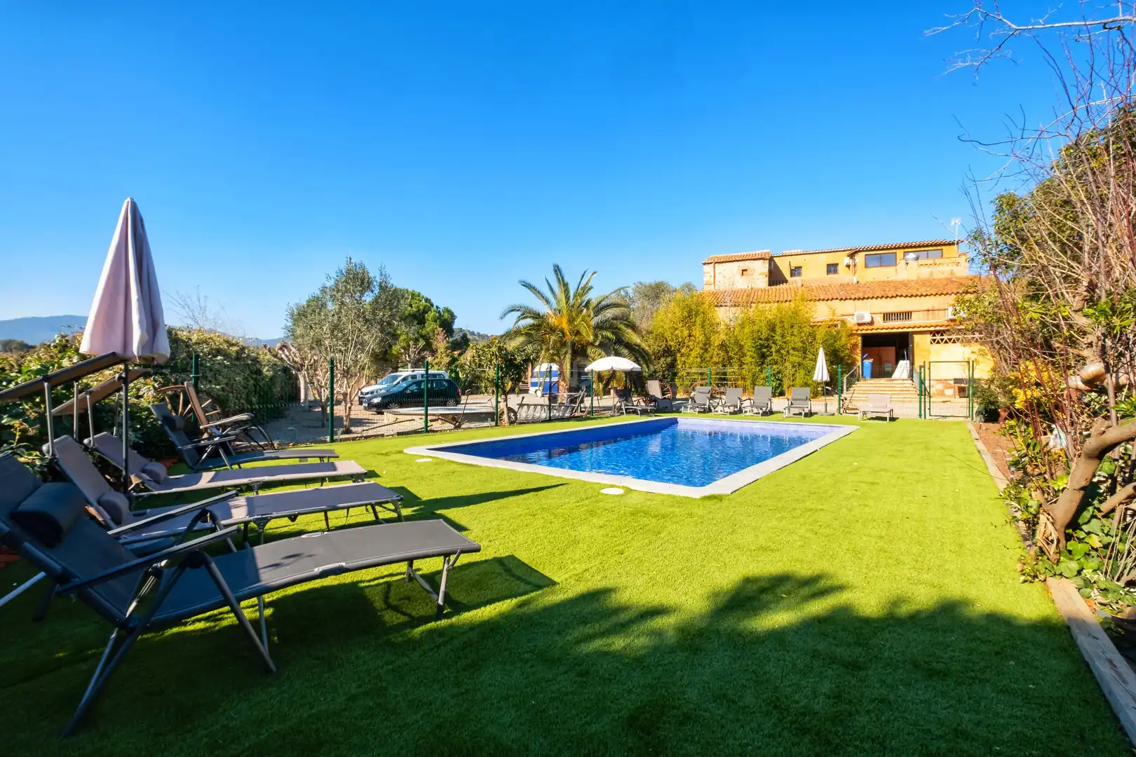 Schwimmbecken von Country house zum Verkauf in Bigues i Riells del Fai mit Klimaanlage und Heizung