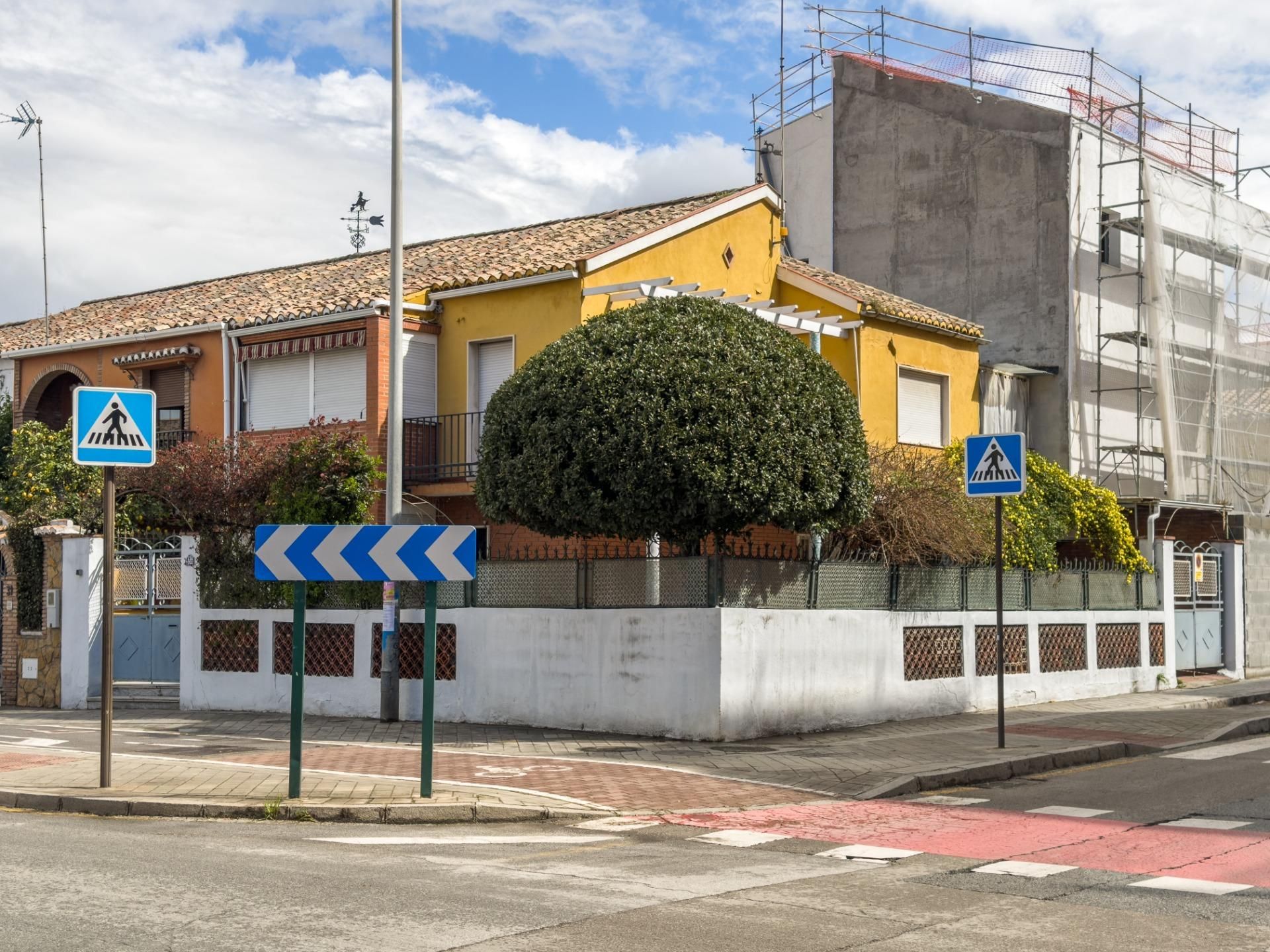Außenansicht von Einfamilien-Reihenhaus zum Verkauf in  Granada Capital mit Klimaanlage, Privatgarten und Terrasse