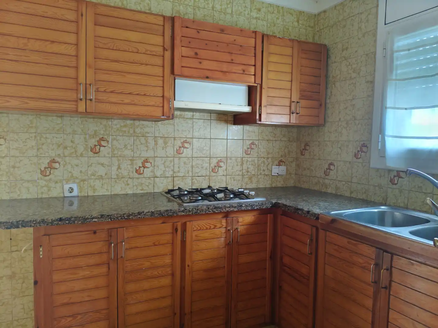 Cuina de Casa adosada en venda en Salt amb Calefacció, Terrassa i Forn