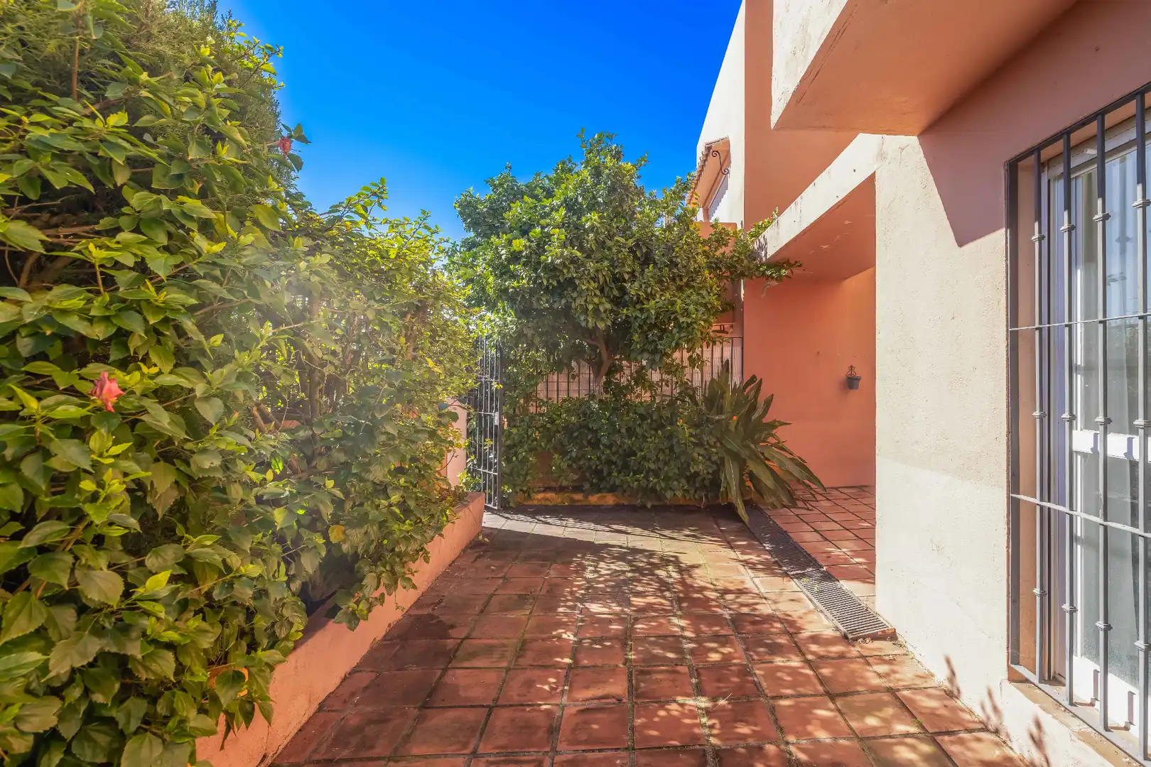 Jardín de Dúplex en venta en Marbella con Terraza, Alarma y Piscina comunitaria
