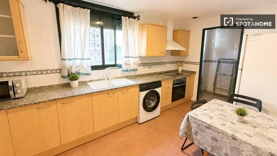 Kitchen of Flat for share in Valencia  with Air Conditioner, Heating and Furnished