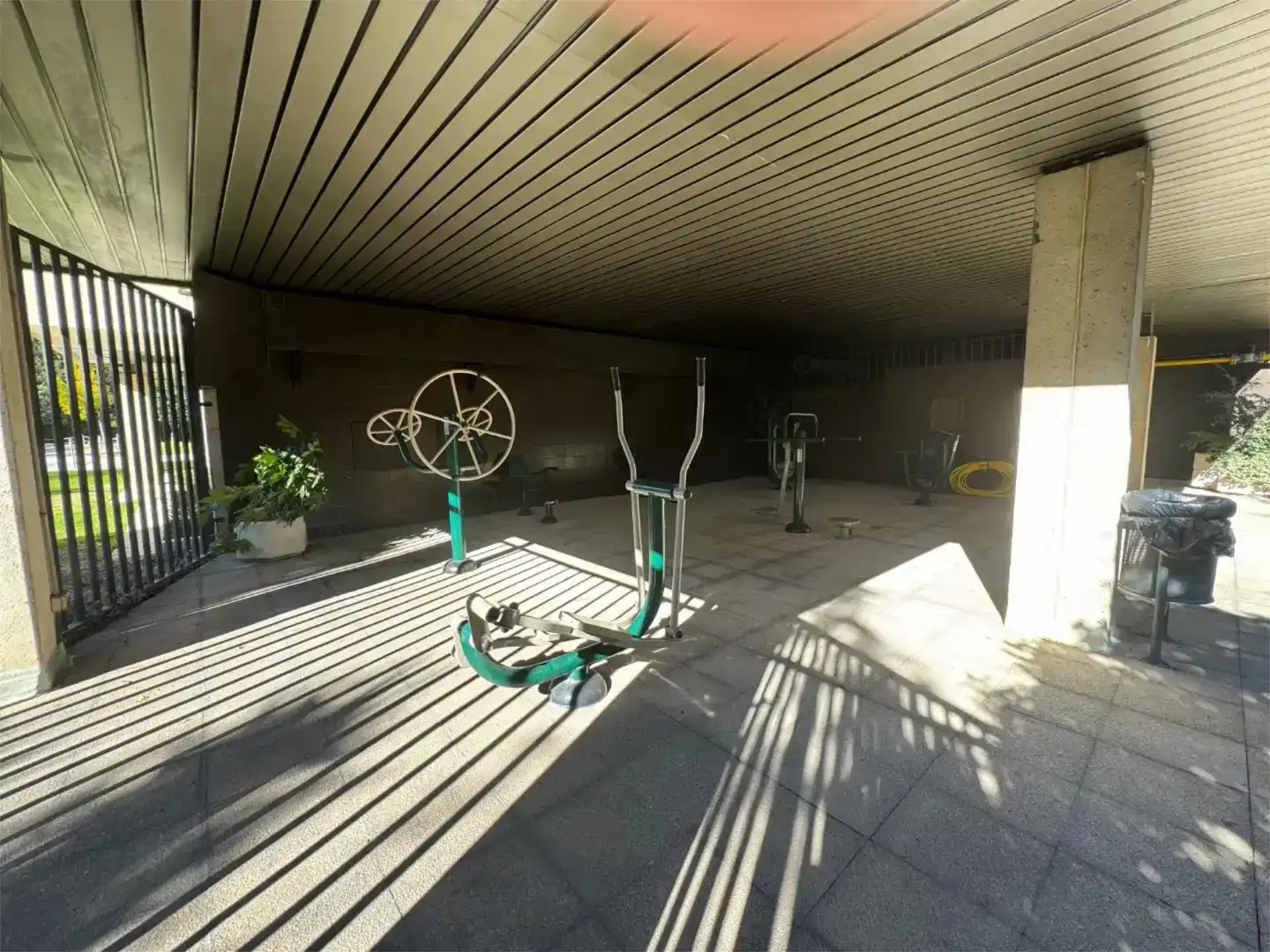 Parking de Piso de alquiler en Madrid con Aire acondicionado, Jardín privado y Parquet