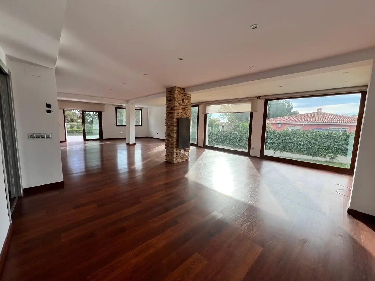 Sala d'estar de Casa o xalet en venda en La Nucia amb Jardí privat, Terrassa i Piscina