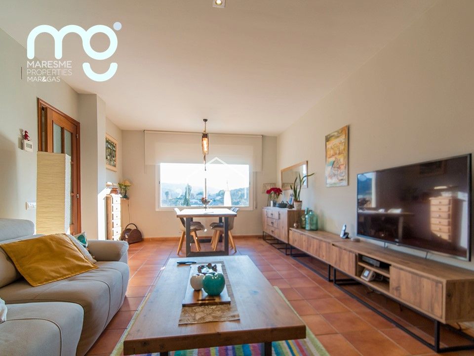 Sala d'estar de Casa adosada en venda en Sant Iscle de Vallalta amb Aire condicionat, Calefacció i Terrassa