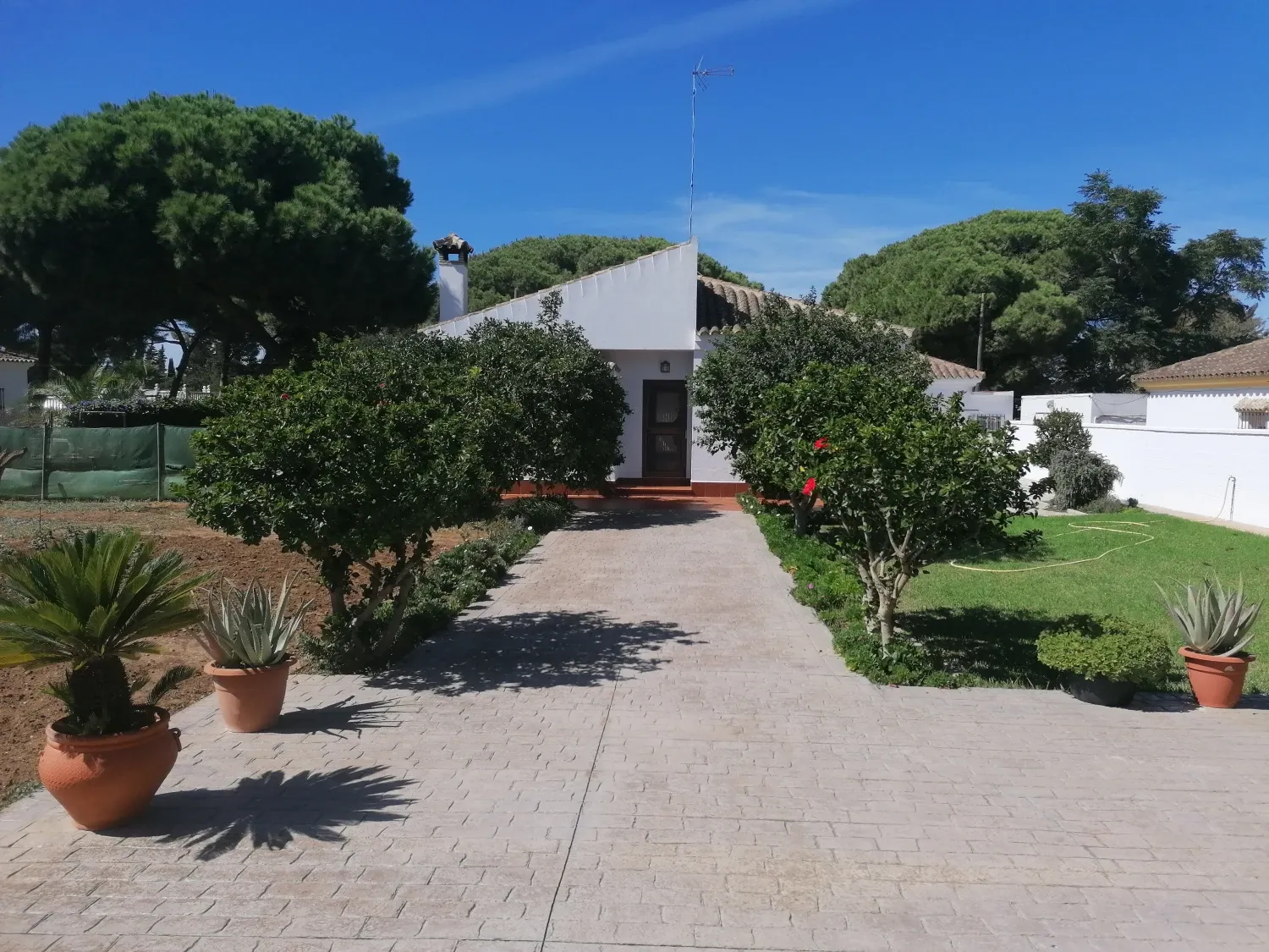 Exterior view of House or chalet for sale in Chiclana de la Frontera  with Air Conditioner, Storage room and Oven