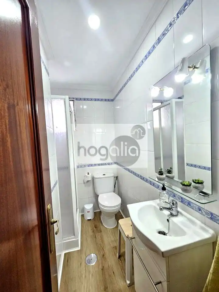 Badezimmer von Erdgeschoss zur Miete in Sevilla mit Klimaanlage und Möbliert